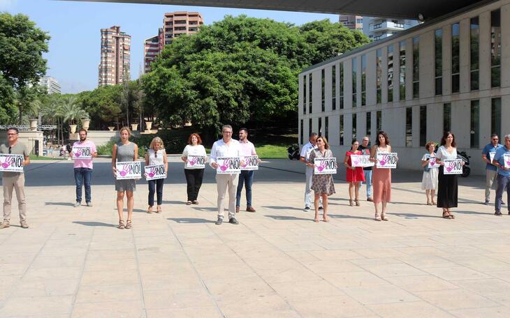 Minuto de silencio en la puerta del Ayuntamiento de Benidorm.
